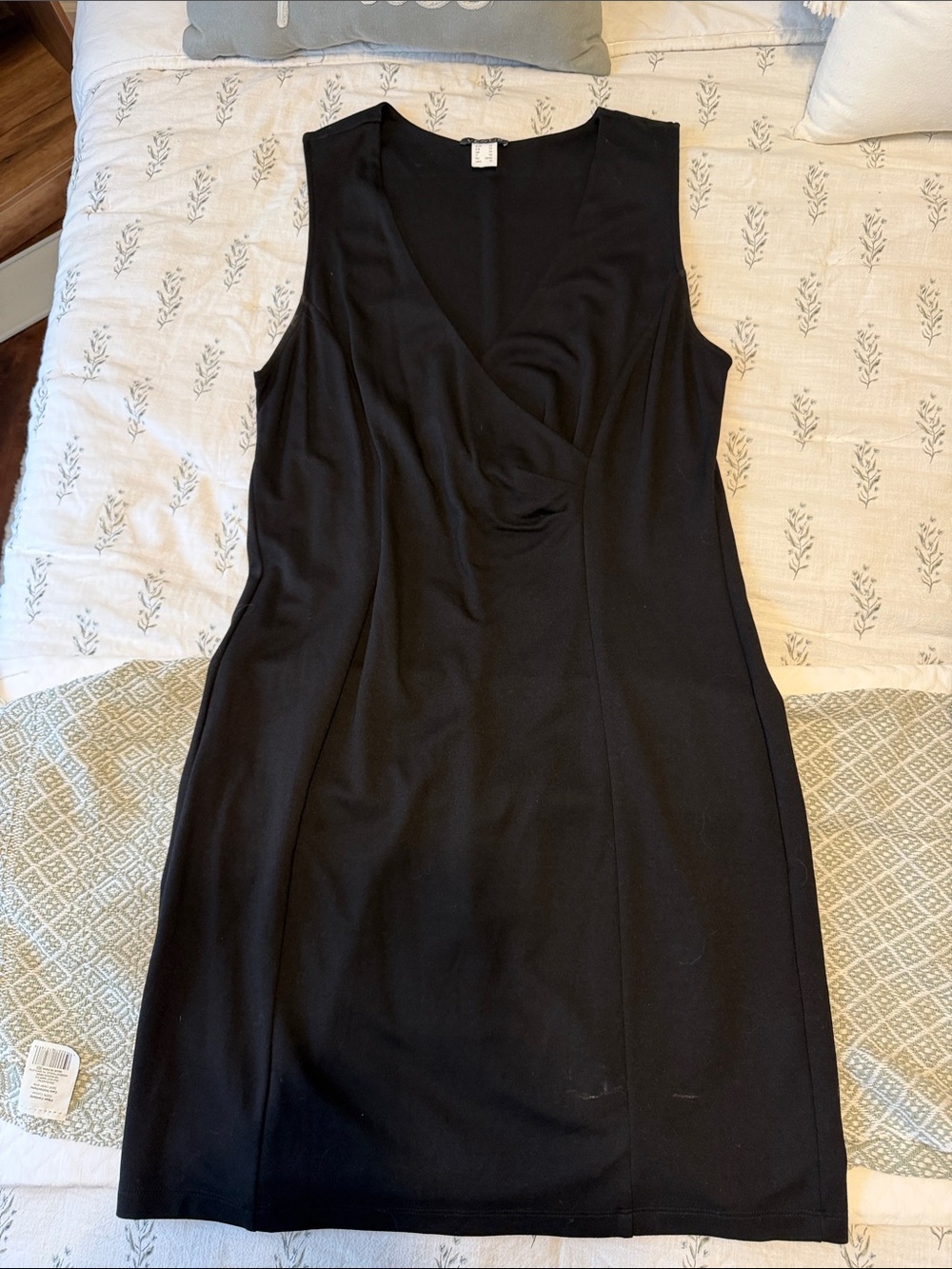 VENUS Black Sleeveless V-Neck Sheath Dress